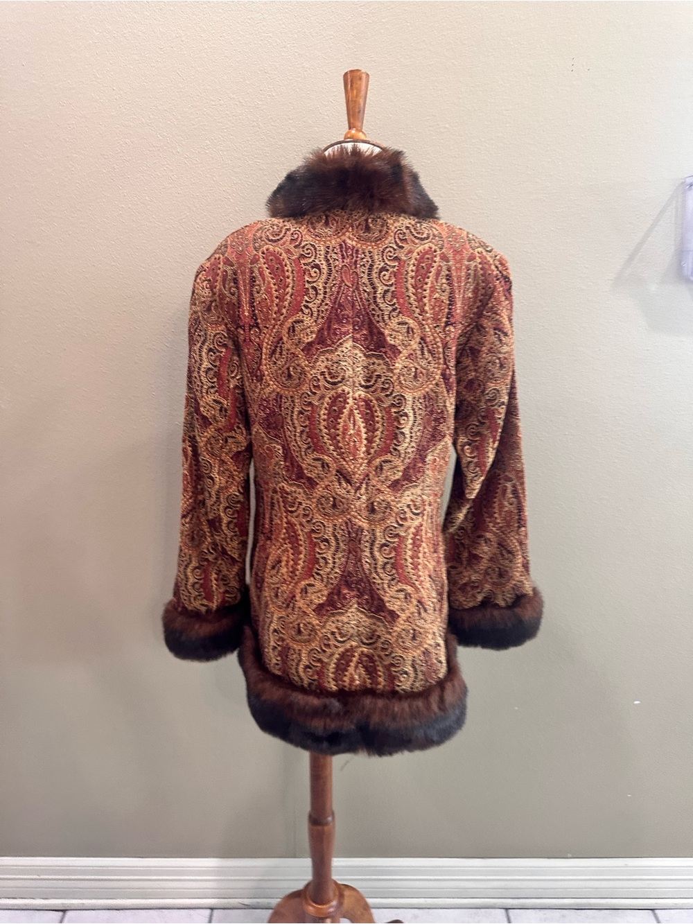 Newport News Vintage Paisley Faux-Fur Trim Jacket in Brown 12 - Picture 10 of 12